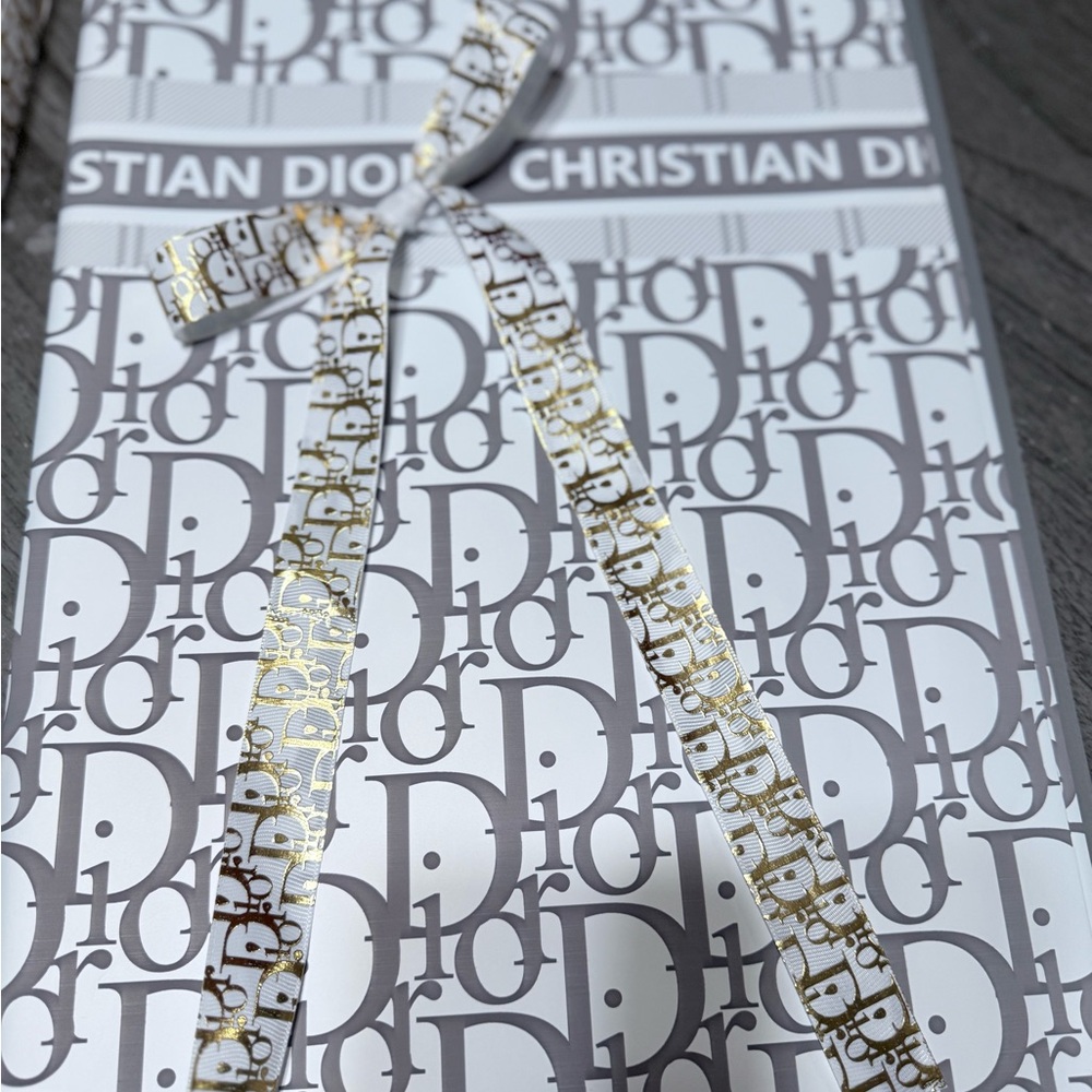 Luxury Floral Wrapping Set – 20 Gold Print Sheets + 5 Yards Ribbon”